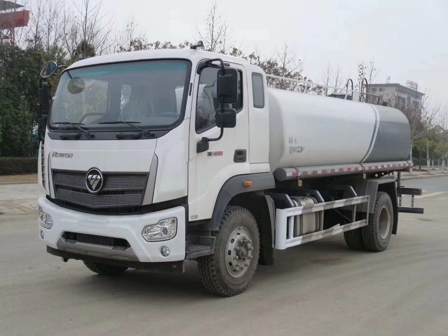 国六15吨洒水车